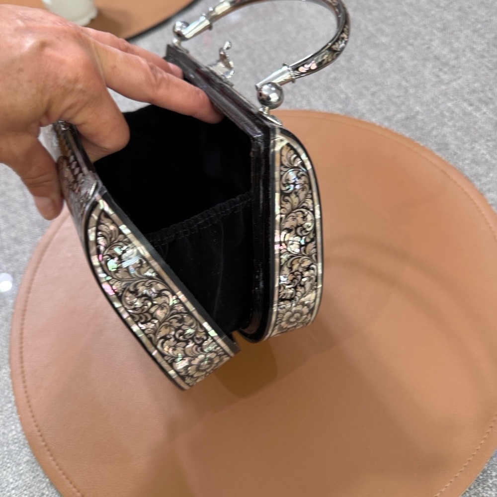 Vintage mother of pearl purse - Picture 5 of 6